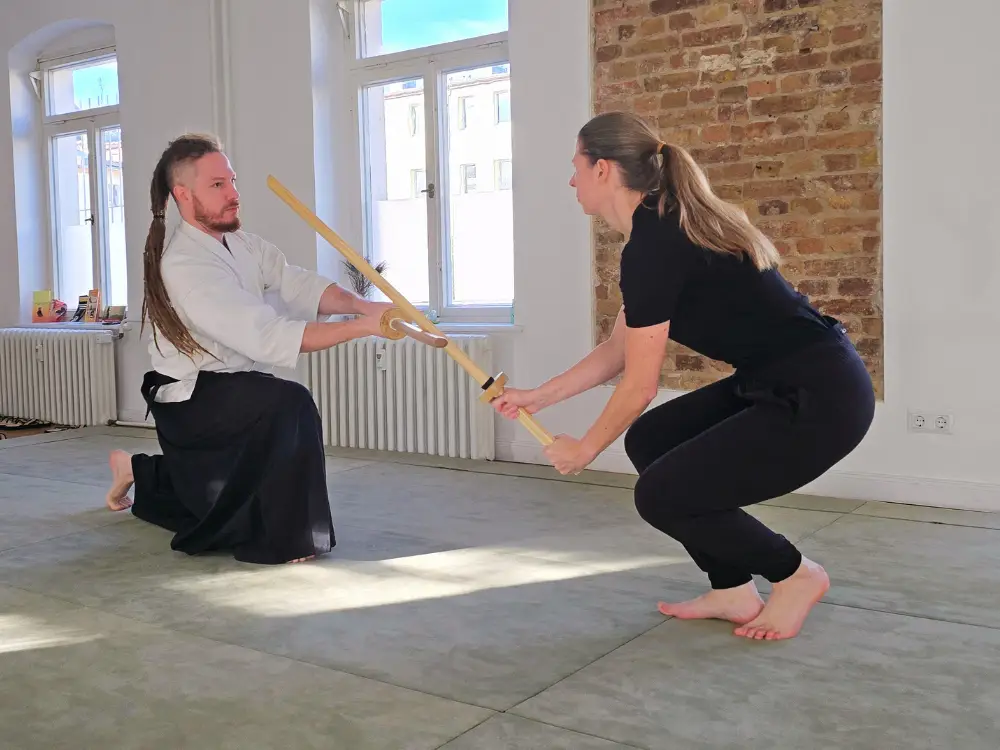Kenjutsu Frau und Mann trainieren eine Kata